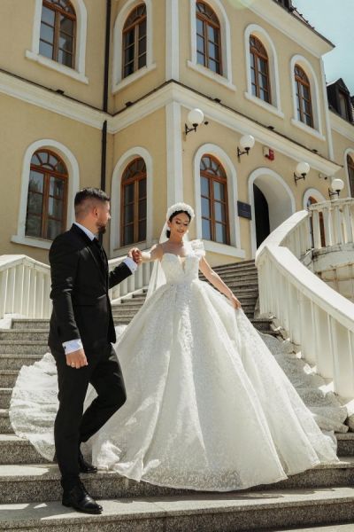 A-line Sweetheart Neck Sleeveless Chapel Train Lace Wedding Dress With Beading