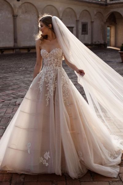 A-line Sweetheart Neck Sleeveless Chapel Train Tulle Bridal Gown With Lace