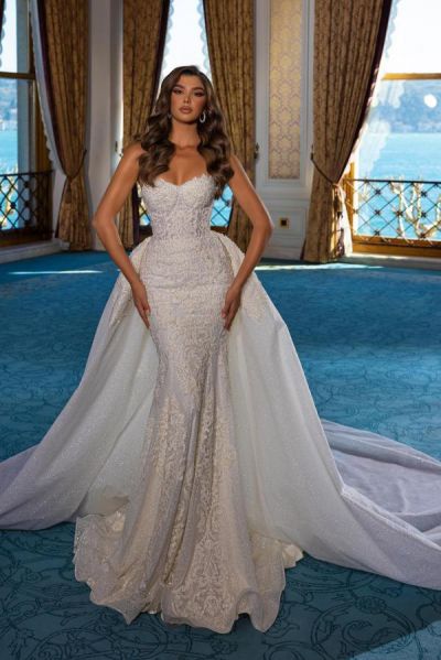 A-line Sweetheart Neck Sleeveless Chapel Train Lace Wedding Gown With Appliques