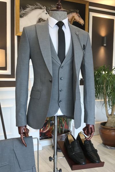 Dark Gray Peaked Lapel Business Suit