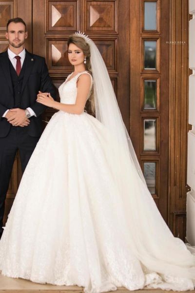 Ball Gown V-neck Sleeveless Chapel Train Lace Bridal Gown With Lace