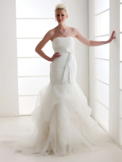 Mermaid Strapless Sleeveless Organza Wedding Gown With Court Train