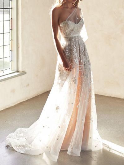 A-line Sweetheart Neck Sleeveless Court Train Lace Wedding Gown With Buttons