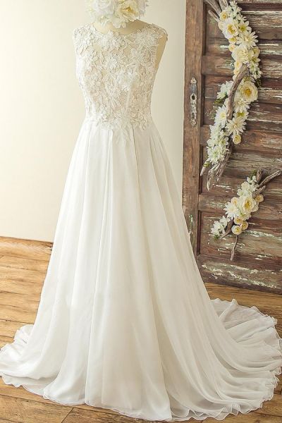 A-line Jewel Neck Sleeveless Chapel Train Tulle Wedding Gown With Lace