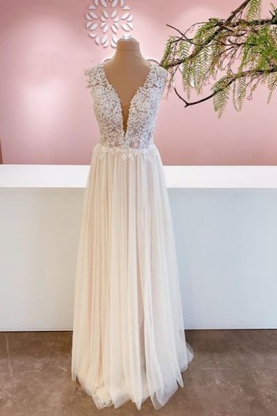 A-line Sweetheart Neck Sleeveless Sweep / Brush Train Tulle Wedding Gown With Appliques
