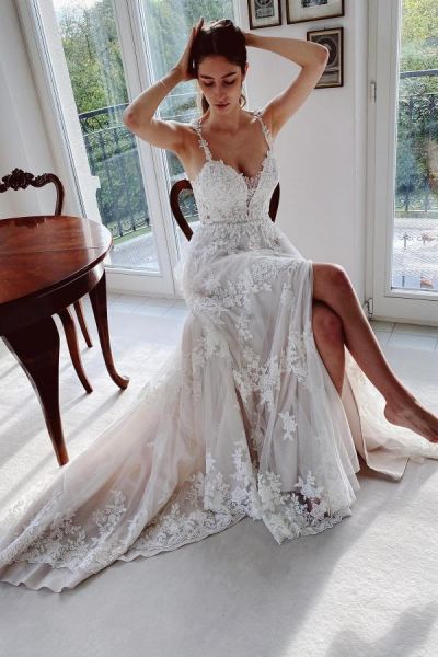 A-line Sweetheart Neck Sleeveless Chapel Train Lace Wedding Gown With Appliques