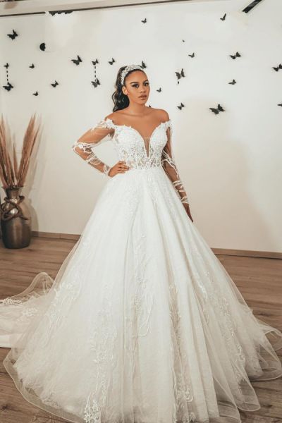 A-line Sweetheart Neck Long Sleeves Sweep / Brush Train Tulle Wedding Gown With Lace