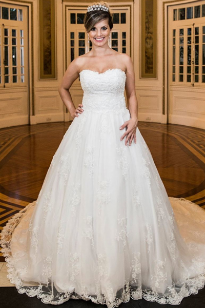 Ball Gown Sweetheart Neck Sleeveless Chapel Train Tulle Wedding Gown With Lace