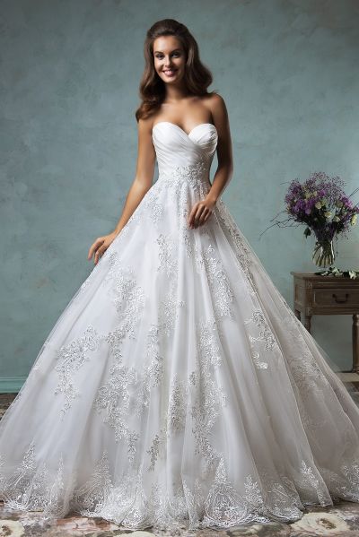 Sweetheart Neck Sleeveless Court Train Bridal Gown With Lace