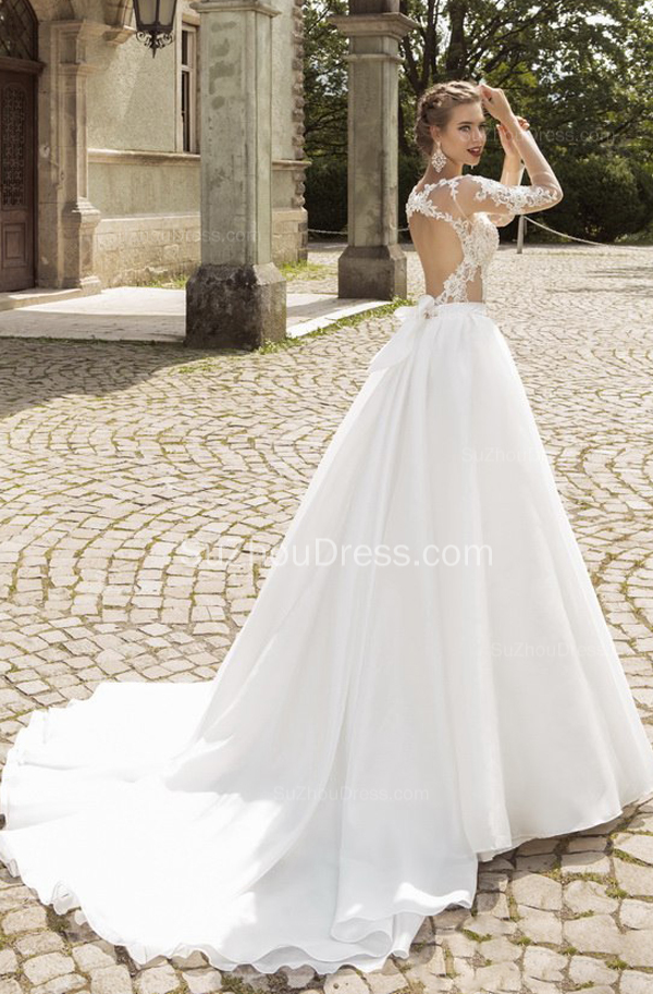 Ball Gown Scoop Neck Court Train Bridal Gown With Appliques 3