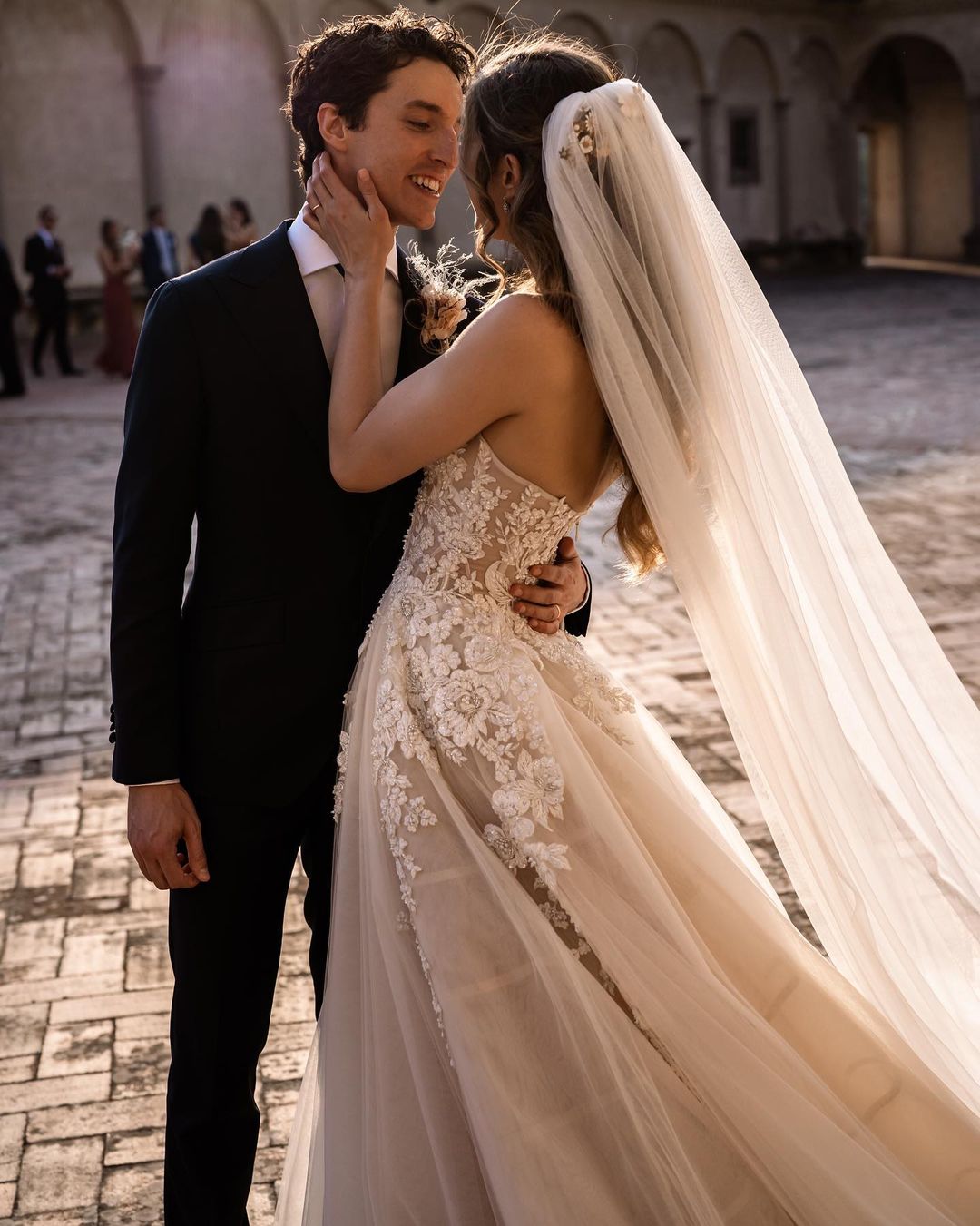 A-line Sweetheart Neck Sleeveless Chapel Train Tulle Bridal Gown With Lace 4