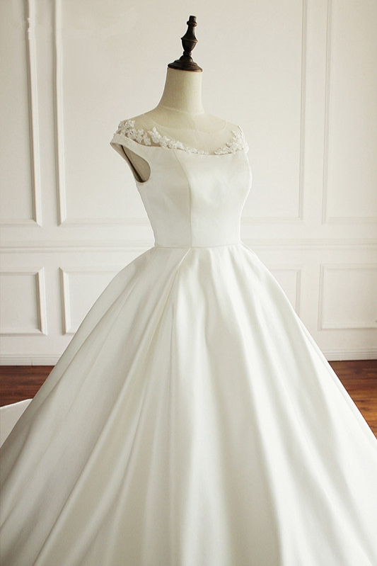 Ball Gown Jewel Neck Short Sleeves Floor-length Tulle Bridal Gown With Appliques 5
