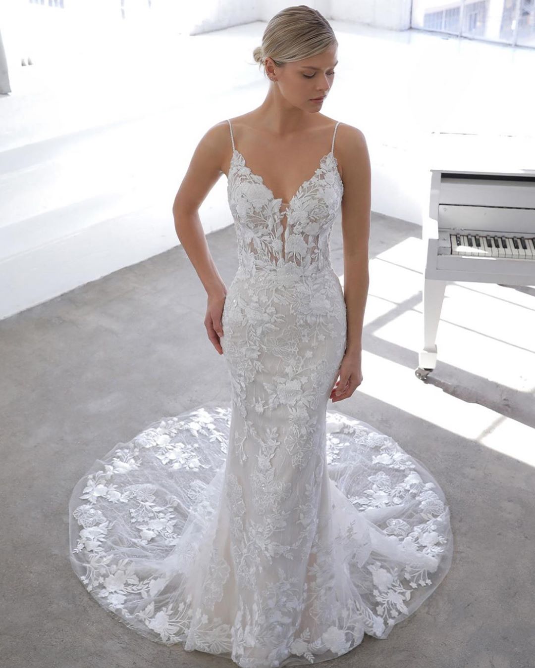 Column Spaghetti Straps V-neck Sleeveless Chapel Train Lace Wedding Gown With Lace 4