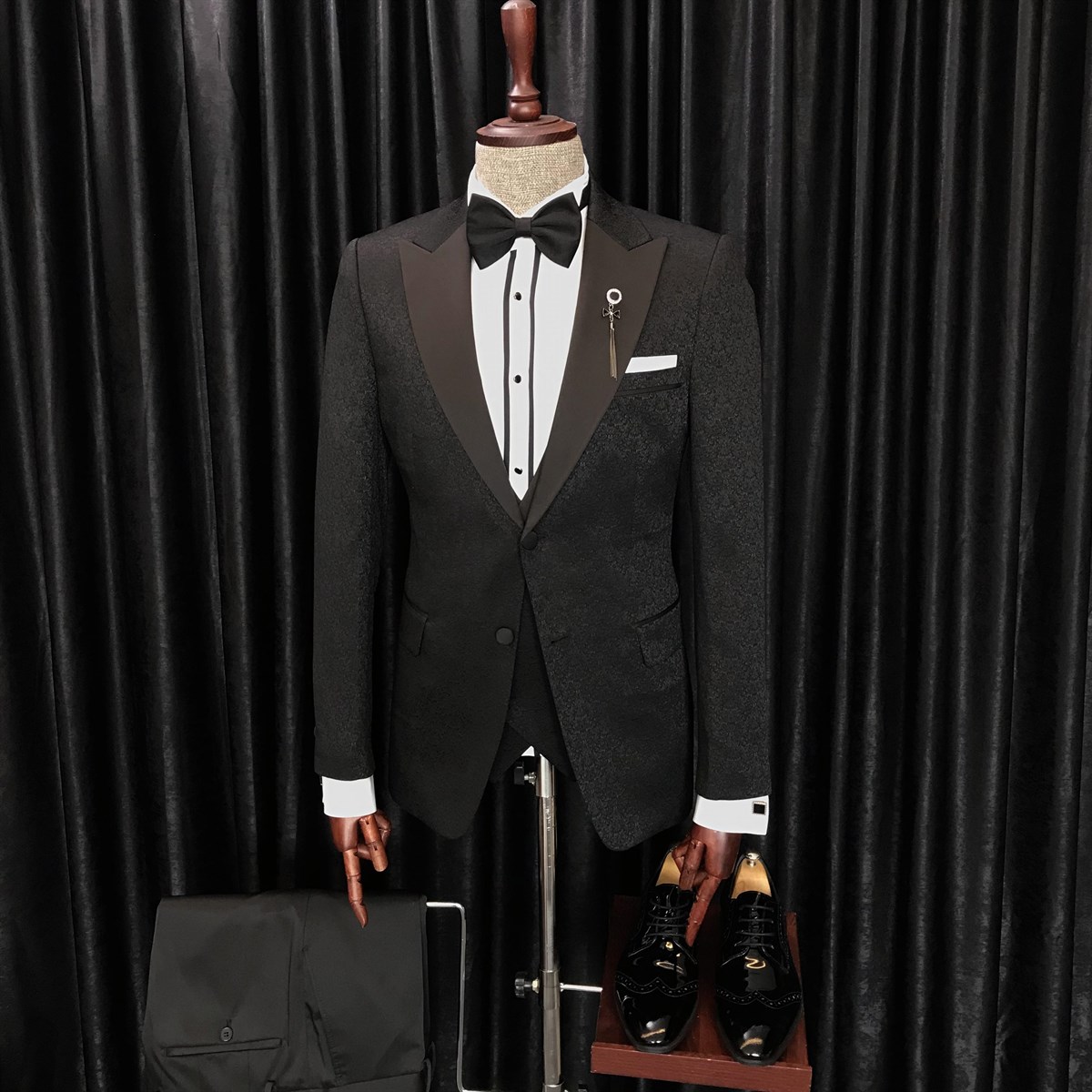 Black Jaquard Peaked Lapel Wedding Men Suit 2