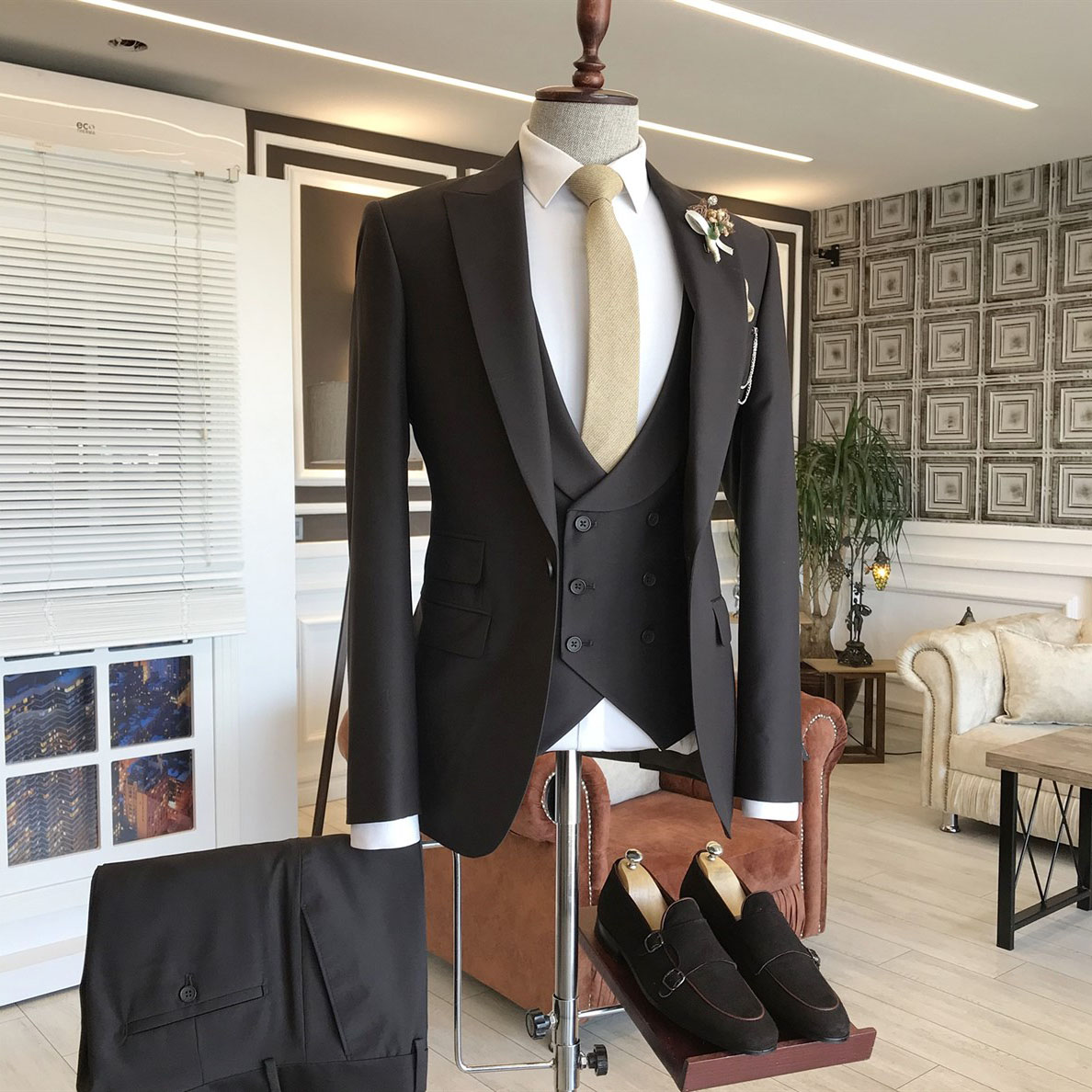 Black 3-pieces Suit with Peaked Lapel 2