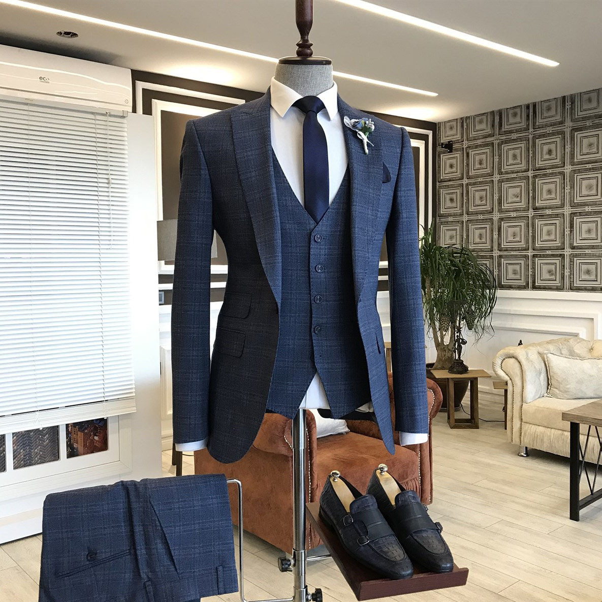 Blue Plaid Business Suit with Peaked Lapel 2