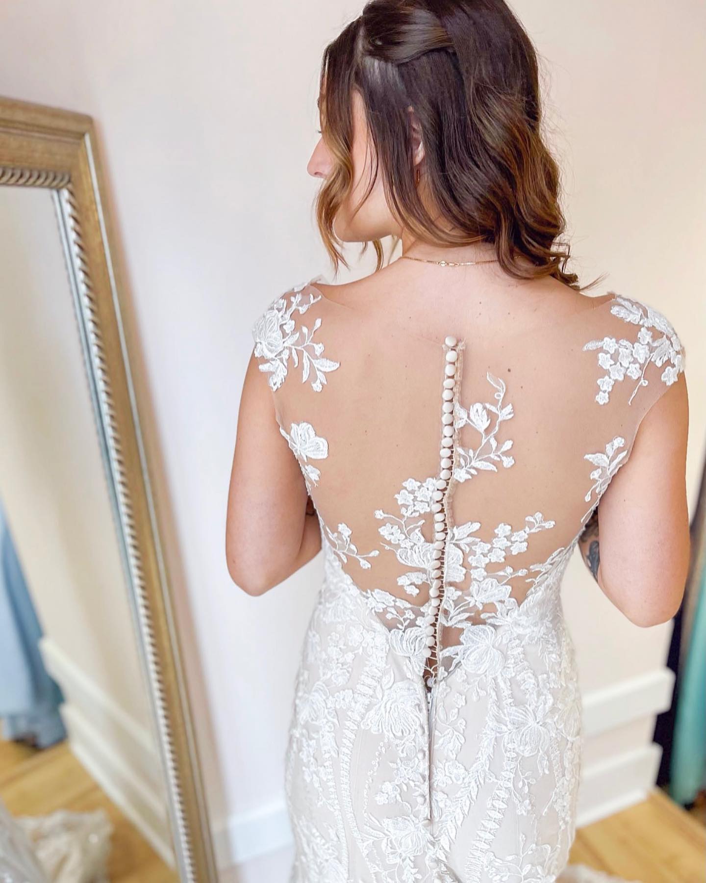 Mermaid Jewel Neck Sleeveless Chapel Train Lace Wedding Gown With Lace 2