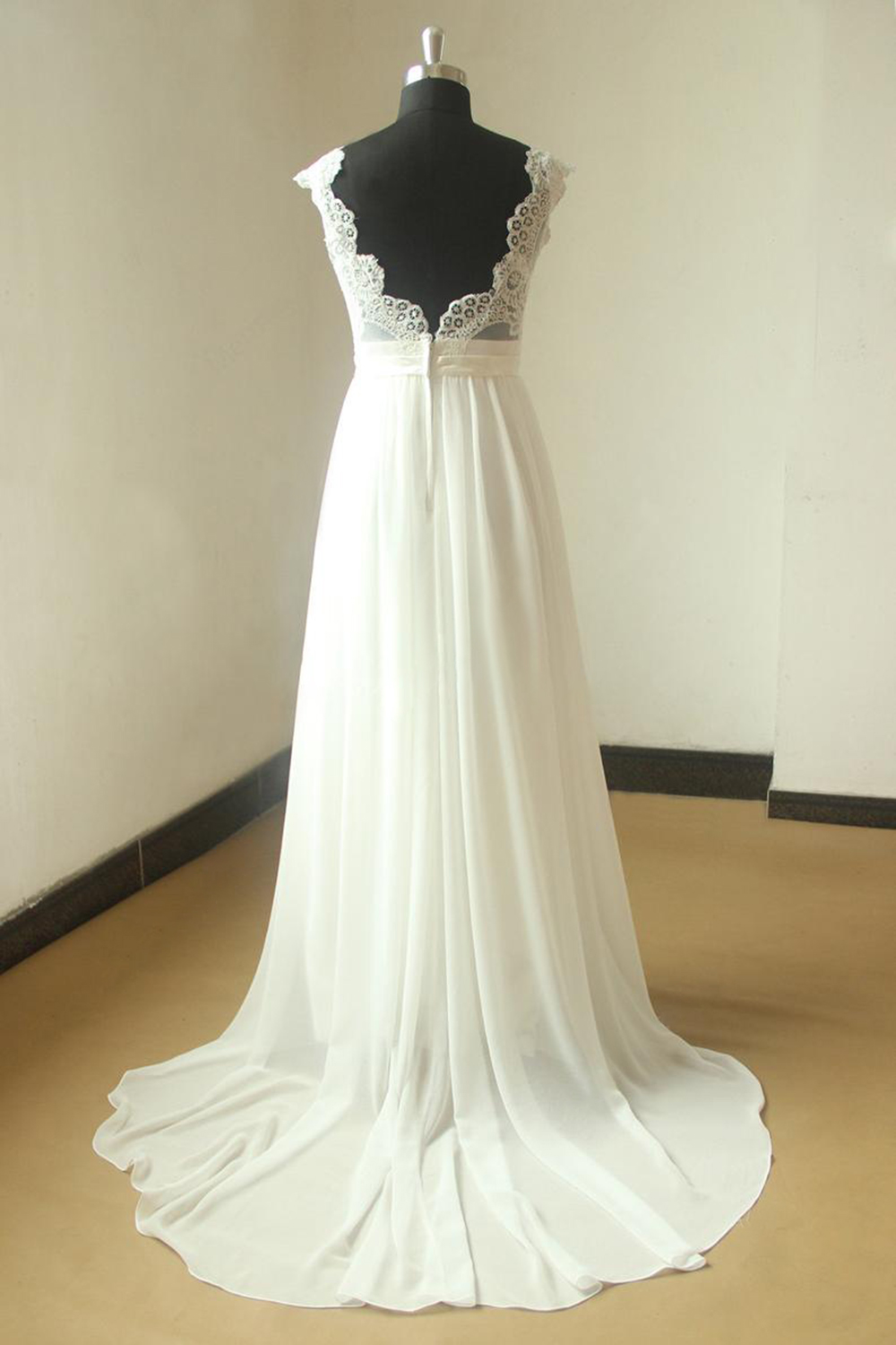 A-line V-neck Sleeveless Floor-length Tulle Wedding Dress With Lace 2