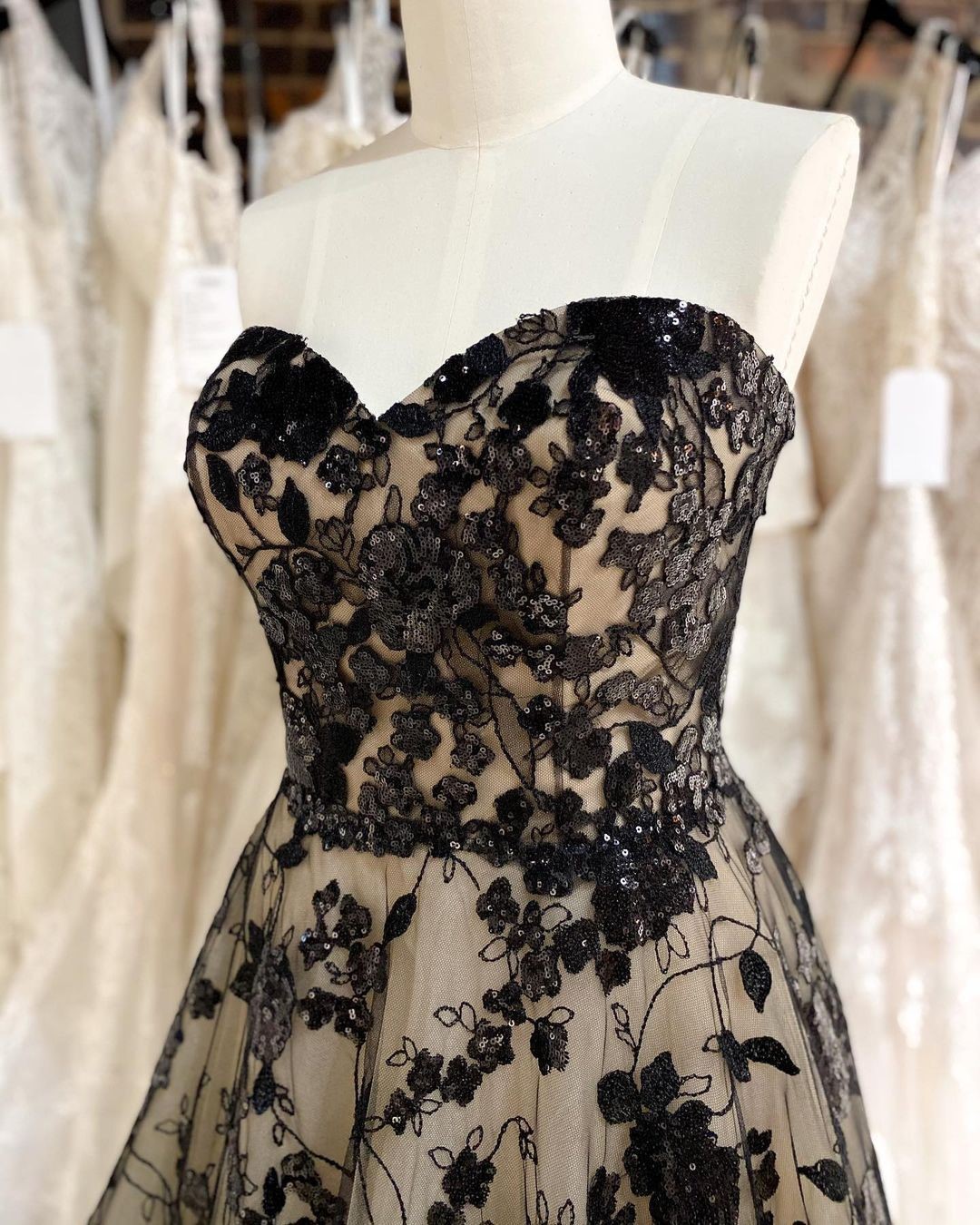 Mermaid Sweetheart Neck Sleeveless Sweep / Brush Train Lace Wedding Dress With Lace 3