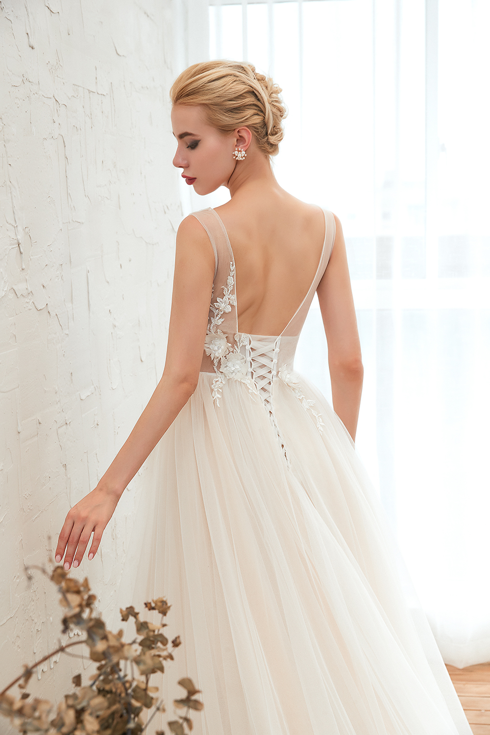 A-line V-neck Sleeveless Chapel Train Tulle Wedding Gown With Rhinestone 8