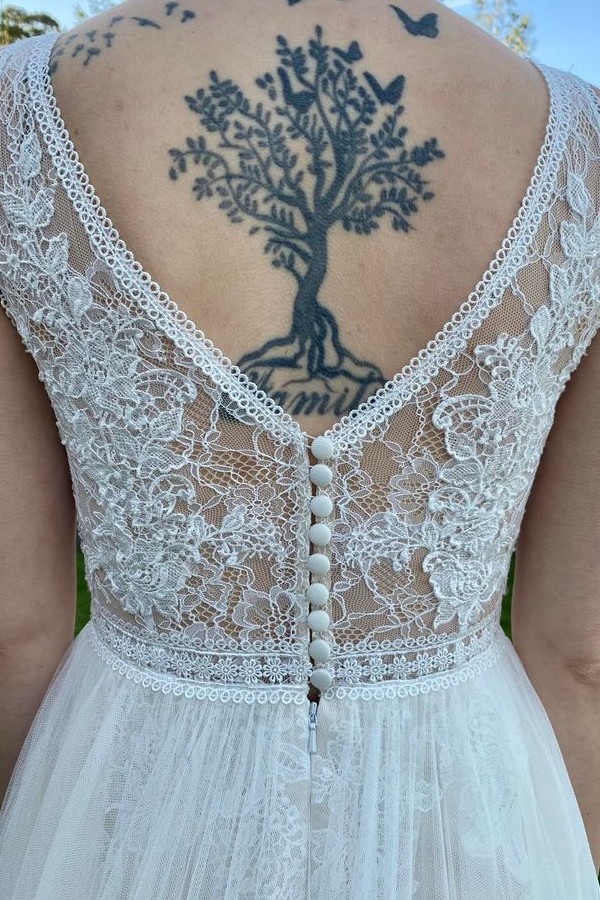 Column V-neck Sleeveless Chapel Train Tulle Bridal Gown With Lace 2