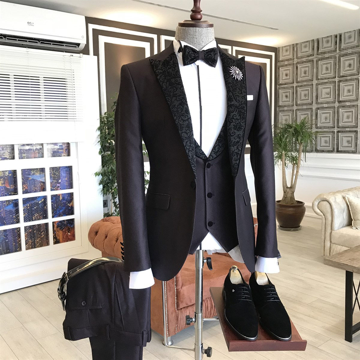 Black Jacquard Bespoke Business Suit with Peaked Lapel 2