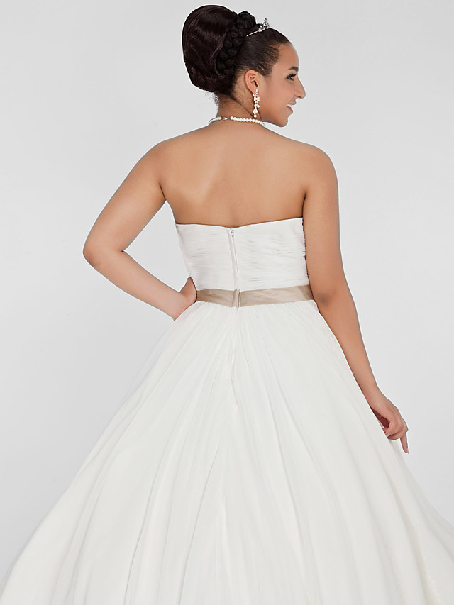 Ball Gown Strapless Sweetheart Neck Tulle Wedding Gown With Court Train 7