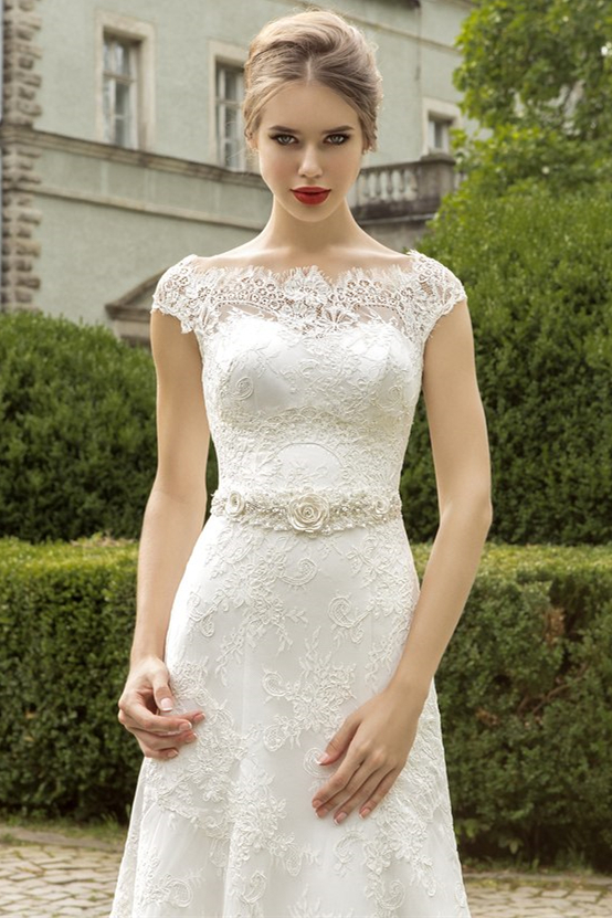 Mermaid Scalloped-Edge Sweep / Brush Train Bridal Gown With Flower(s) 3