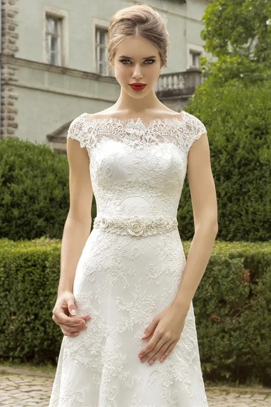 Mermaid Scalloped-Edge Sweep / Brush Train Bridal Gown With Flower(s) 3