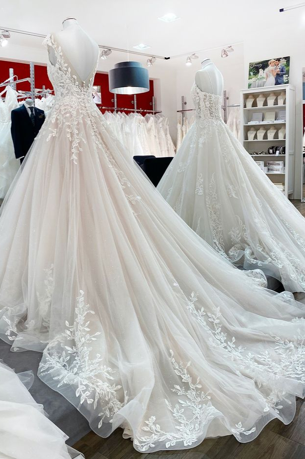 Shimmering Tulle Ball Gown with Leafy Lace Appliques and Cap Sleeves 4