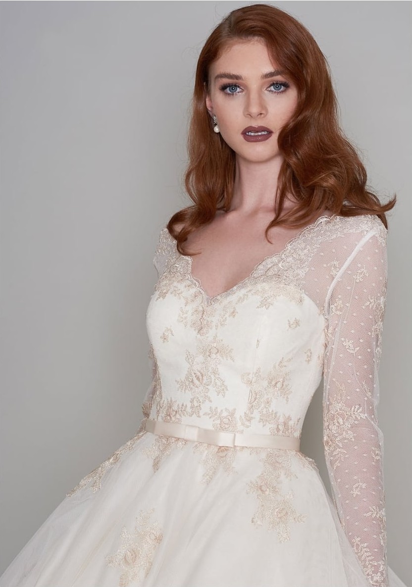 A-line V-neck Long Sleeves Tea-length Tulle Wedding Dress With Lace 3