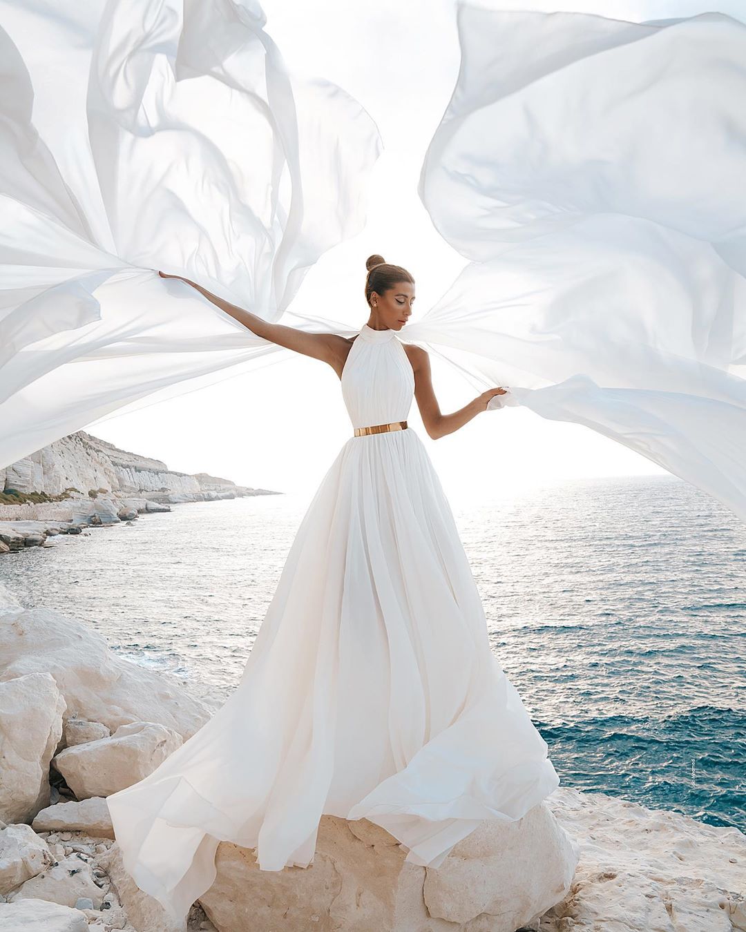 Column Jewel Neck Short Sleeves Sweep / Brush Train 100D Chiffon Wedding Gown With Ruffles 2