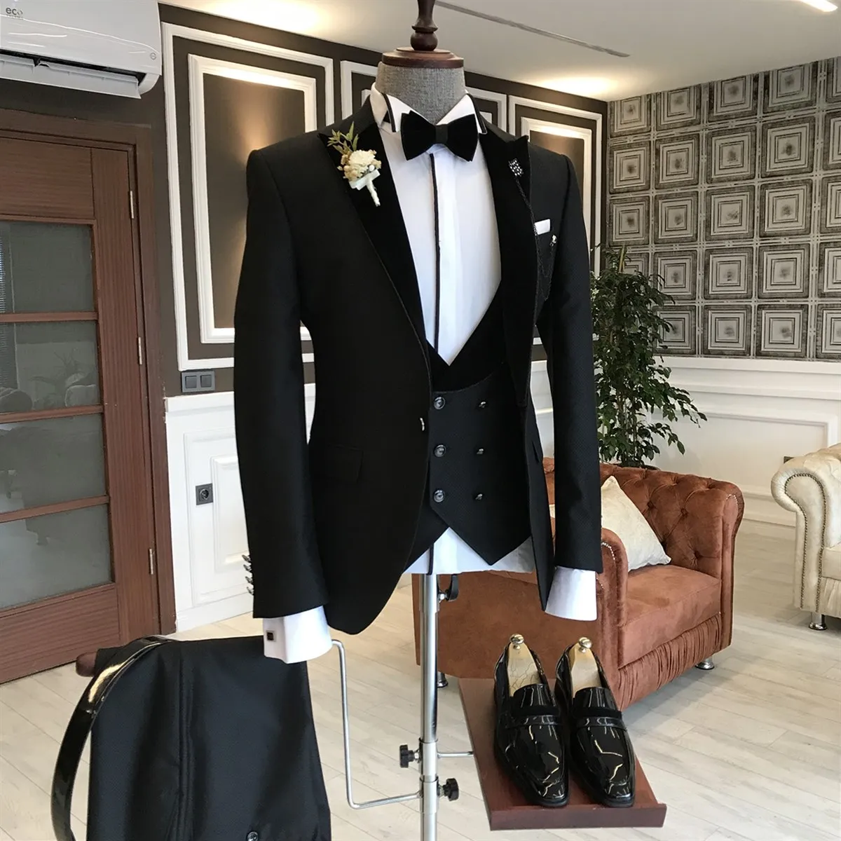 Black Slim Fit 3-Piece Men's Suit with Peaked Lapel 2