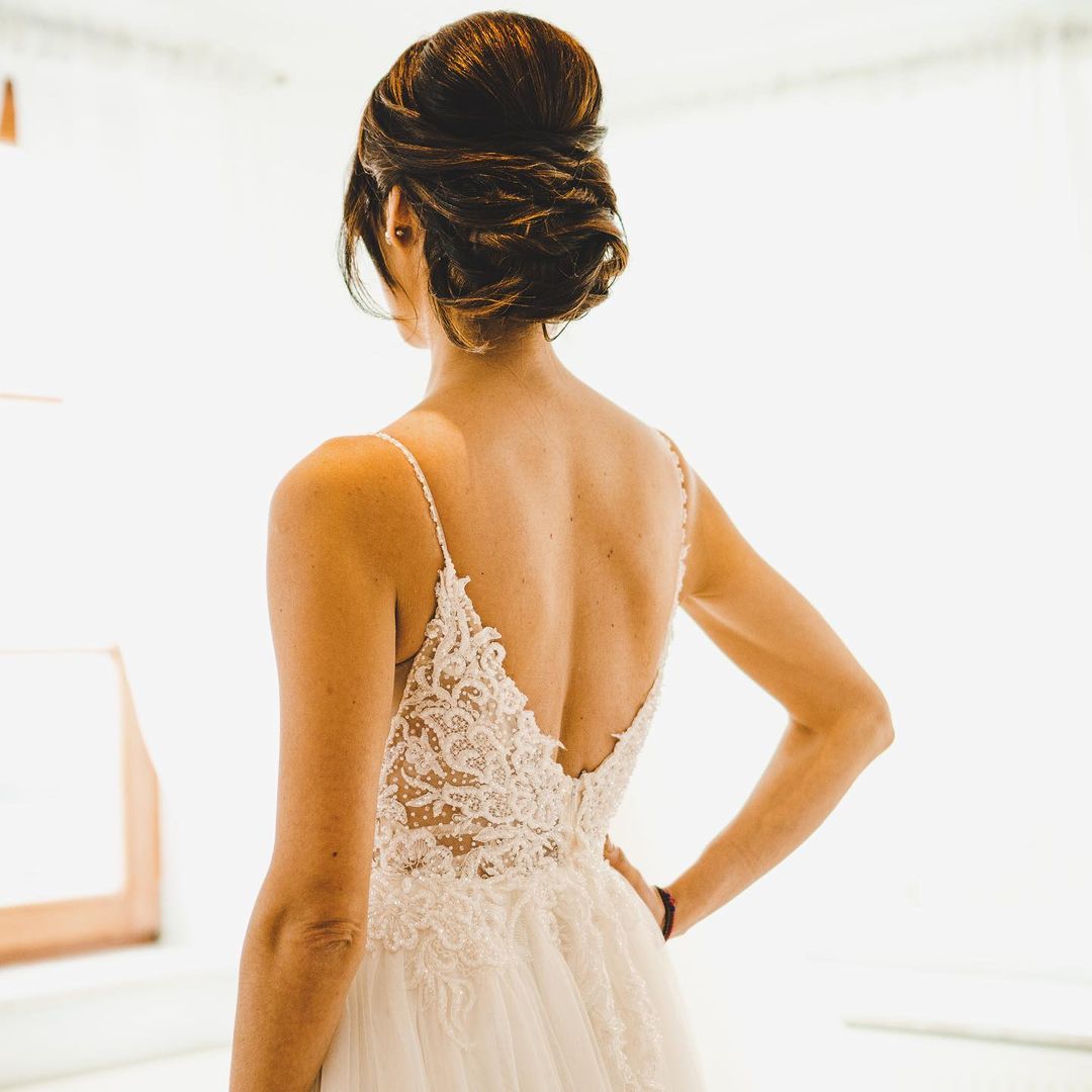 A-line Spaghetti Straps Sleeveless Sweep / Brush Train Tulle Wedding Gown With Lace 4