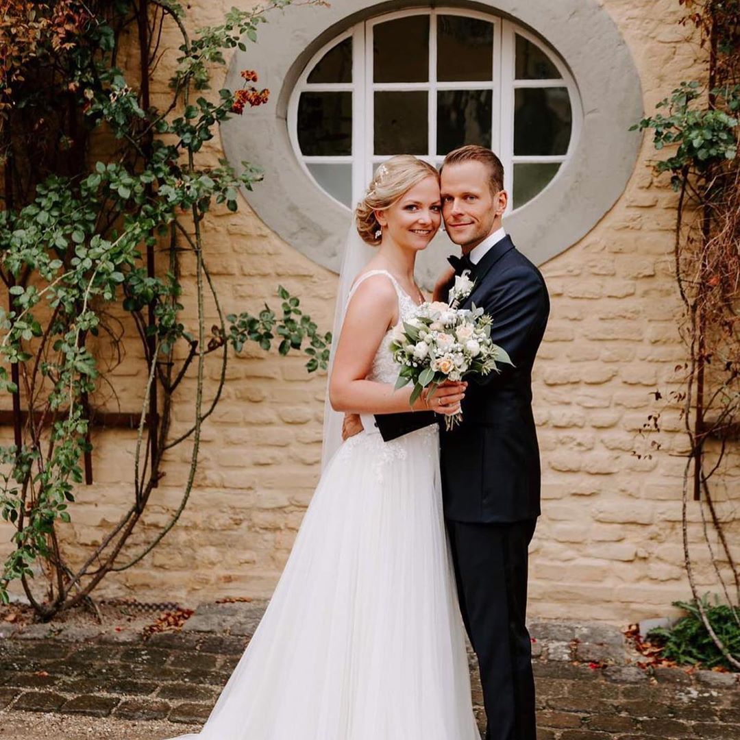 Column V-neck Sleeveless Court Train Tulle Bridal Gown With Lace 2