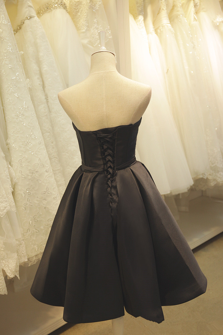 A-line Sweetheart Neck Sleeveless Knee-length Homecoming Dress 2