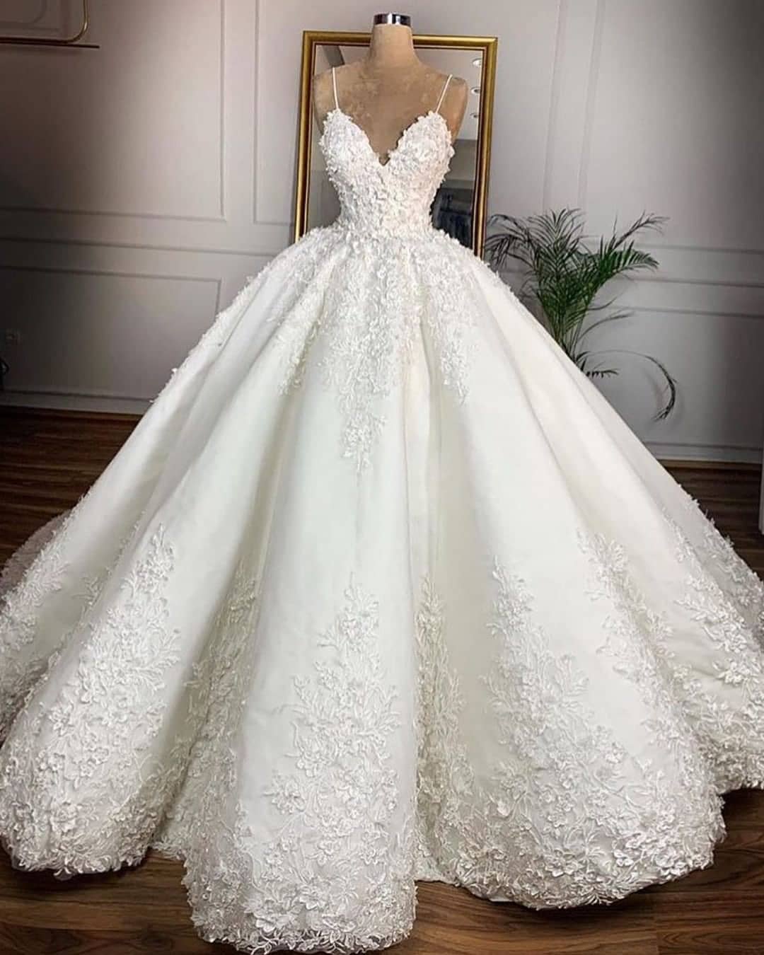 Ball Gown Spaghetti Straps Sleeveless Floor-length Bridal Gown With Appliques 2