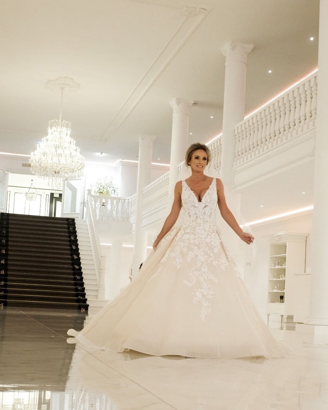 A-line V-neck Sleeveless Chapel Train Tulle Wedding Gown With Lace 3