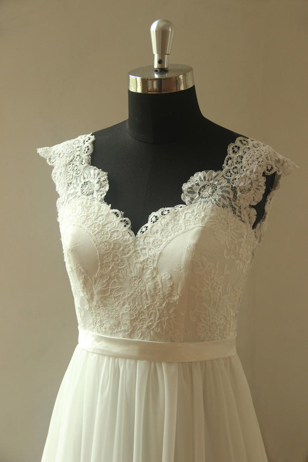 A-line V-neck Sleeveless Floor-length Tulle Wedding Dress With Lace 3