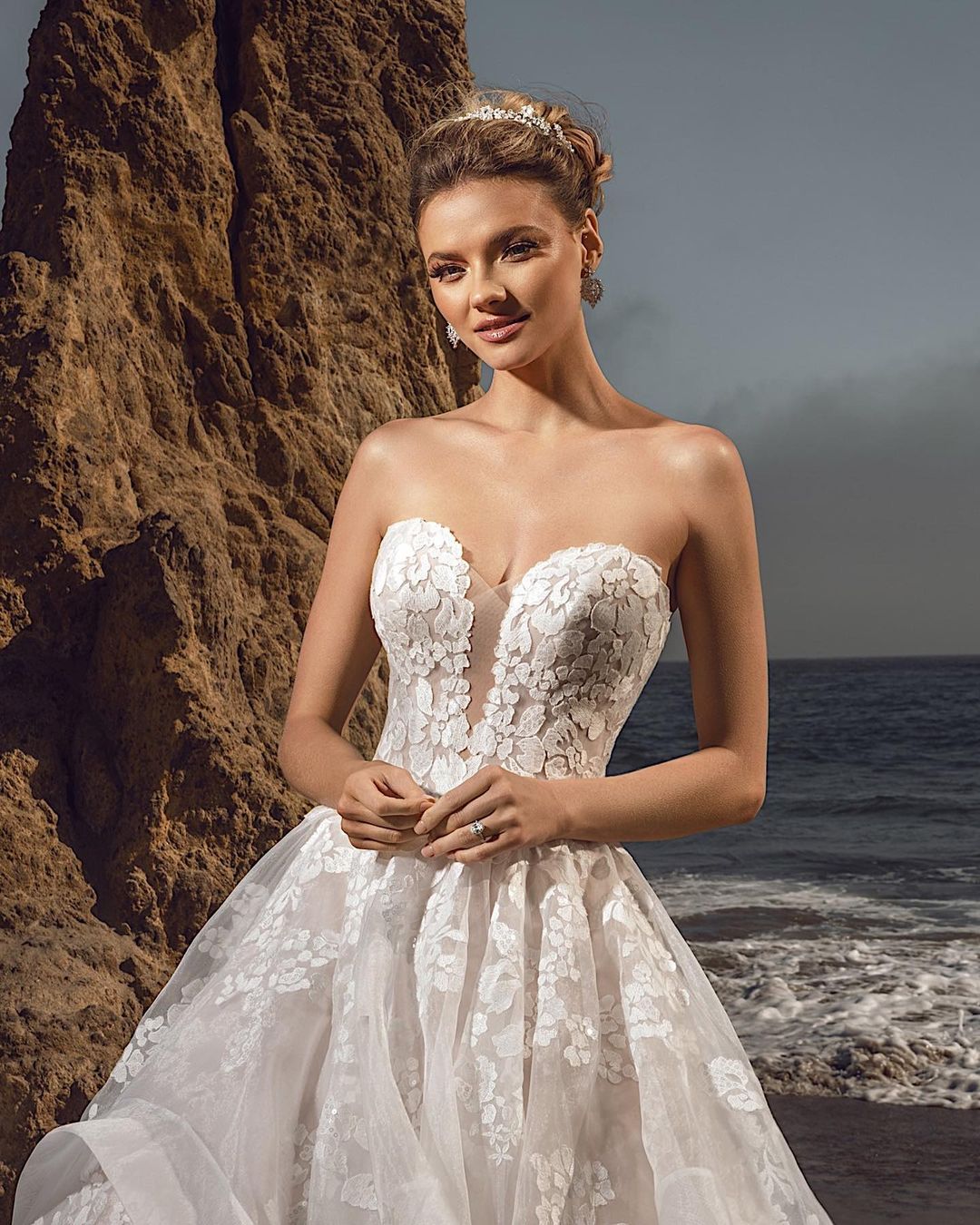 A-line Sweetheart Neck Sleeveless Chapel Train Lace Wedding Gown With Lace 3
