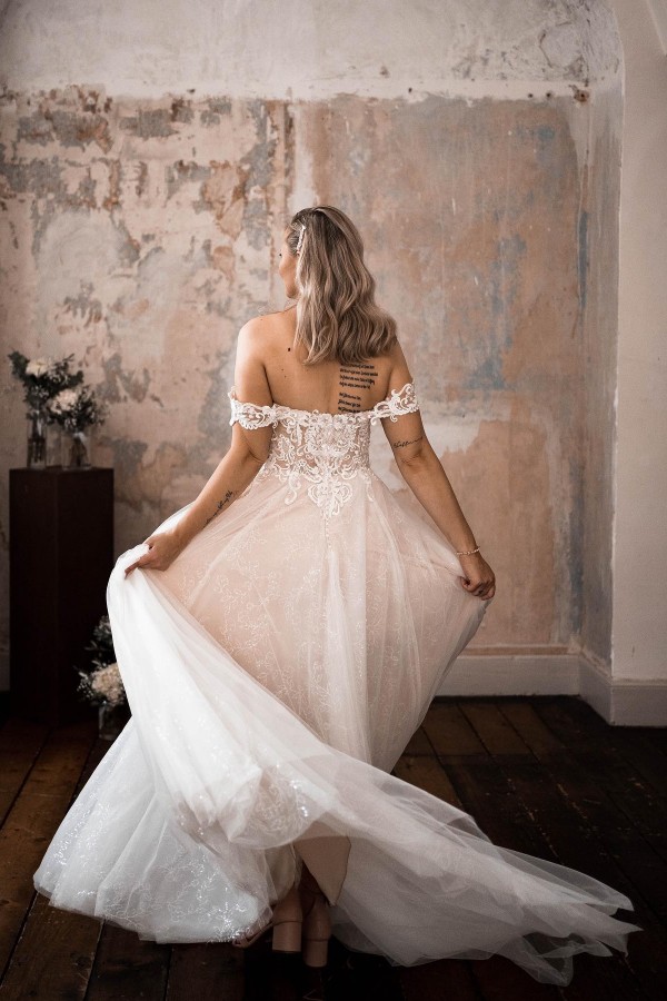 A-line Off-the-shoulder Sleeveless Chapel Train Tulle Wedding Gown With Appliques 4