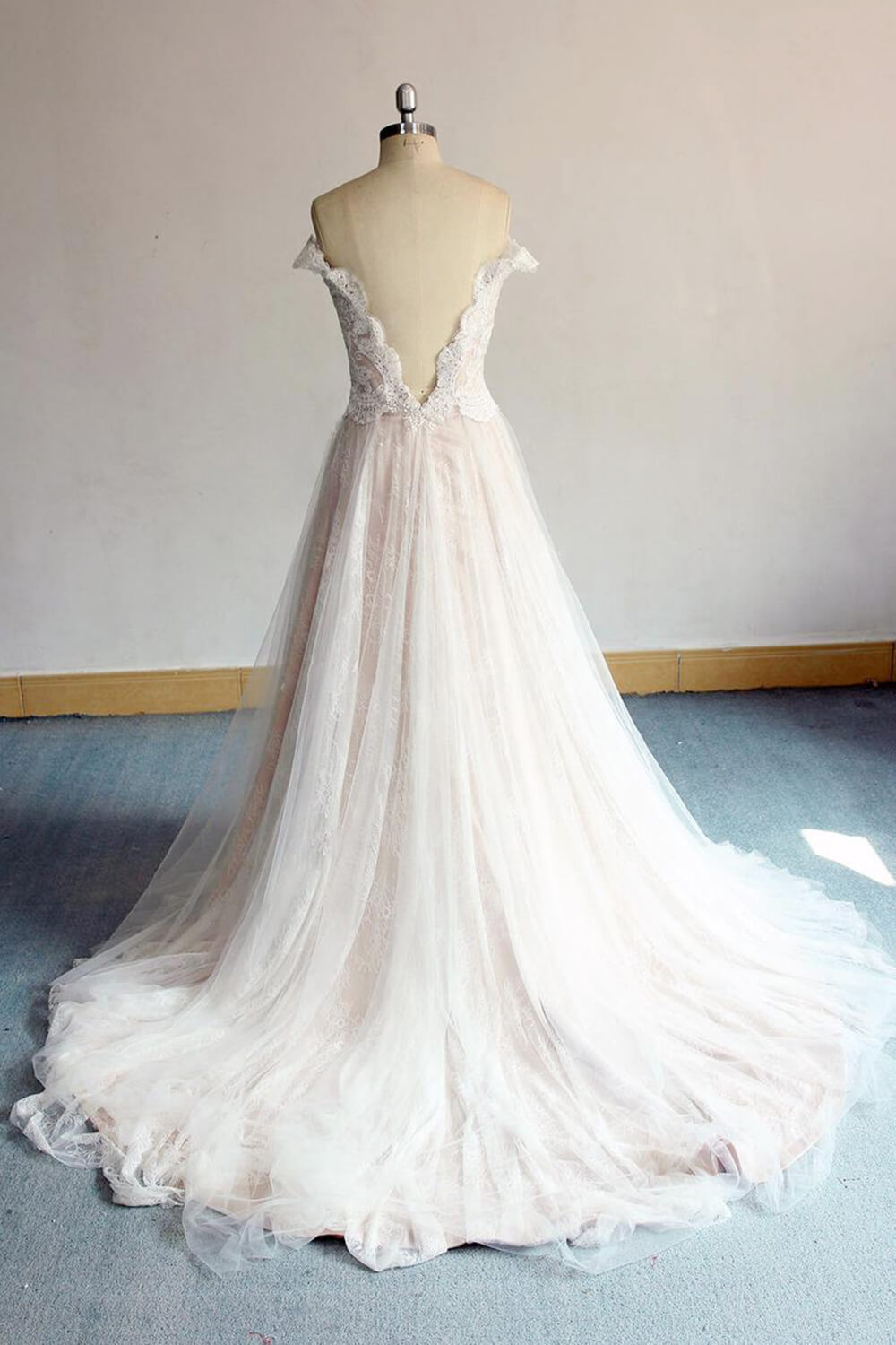 A-line Bateau Neck Short Sleeves Chapel Train Tulle Bridal Gown With Lace 2