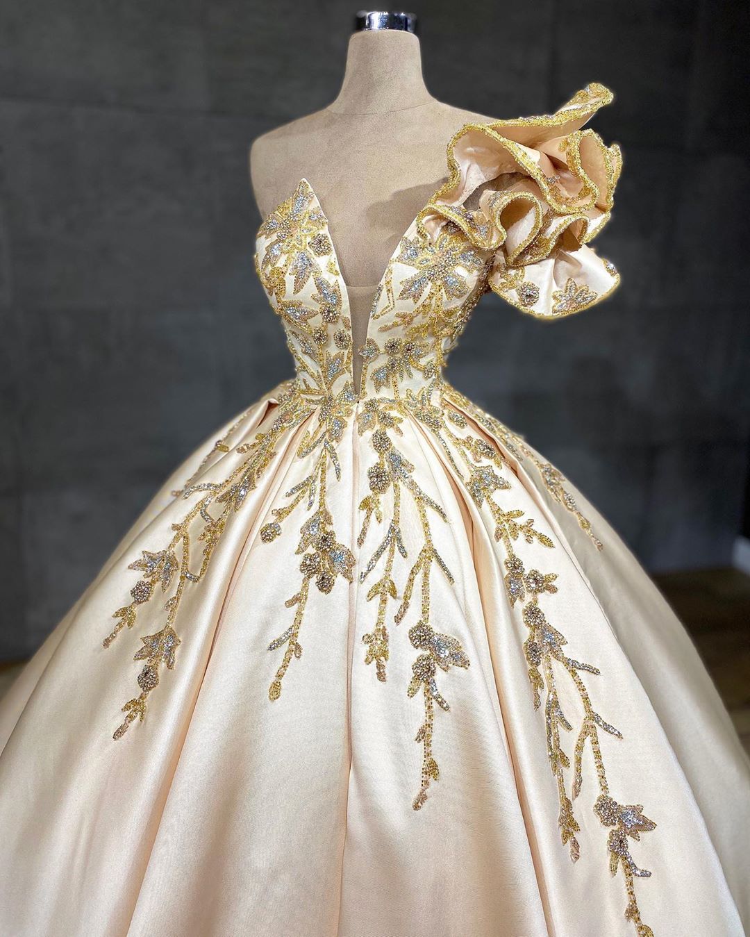 A-line Sweetheart Neck Sleeveless Chapel Train Satin Wedding Gown With Lace 3