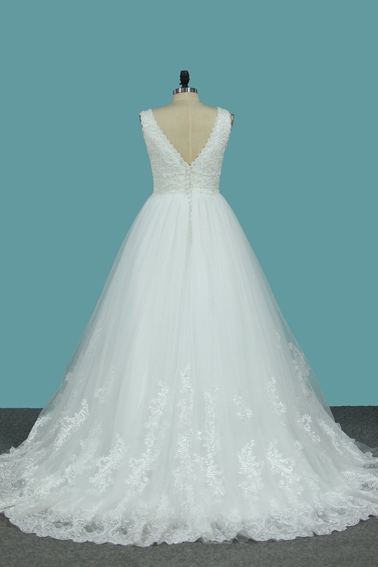 V-neck Sleeveless Floor-length Tulle Bridal Gown With Appliques 2