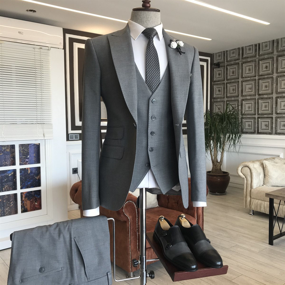 Gray Formal Business Suit with Peaked Lapel 2