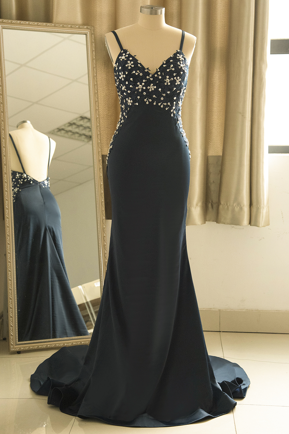 Mermaid Spaghetti Straps V-neck Floor-length Healthy cloth Evening Gown With Sequins 1