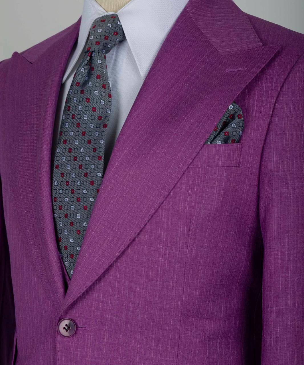 Purple Peaked Lapel Business Men Suit With 3 Pieces 2