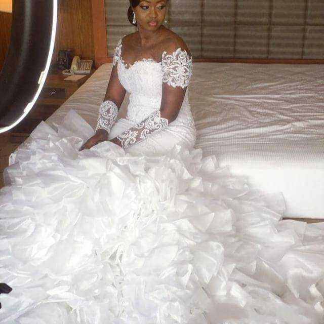 Mermaid Off-the-shoulder Sweep / Brush Train Bridal Gown With Appliques 3